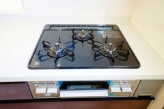 複数の調理を一度に行うことができる3口コンロ。効率よくお料理が出来ます。毎日のお料理も楽しくなりますね＾＾