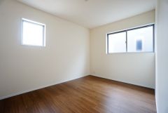 2面採光を確保した明るい室内は、風通しも良く、大変居心地の良い空間となっております。日当たりがよく、子供部屋としての利用もおすすめ。