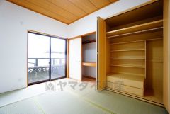 居心地も良い和室は、ワークスペースとしても有効。お仕事を頑張ってちょっと疲れたら、畳に寝転がることもできますね。