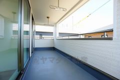 同仕様写真。陽当たりの良いバルコニーです。お洗濯やお布団干しはもちろん、日光浴スペースにも。足元は防水工事施工済です。