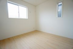 2面採光を確保した明るい室内は、風通しも良く、大変居心地の良い空間となっております。爽やかな風を感じて起きる朝は、快適生活の始まりに。