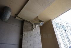 マンションのエントランスに防犯カメラ付き。マンション内のトラブル・犯罪の抑止効果があり、防犯性アップ。