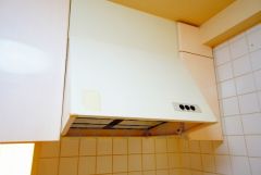 風量が弱・強と切替え可能なレンジフードが調理中の煙をしっかり吸い込みます。