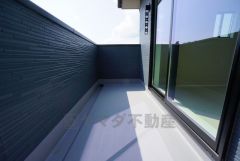 陽当たりの良いバルコニーです。お洗濯やお布団干しはもちろん、日光浴スペースにも。足元は防水工事施工済です。