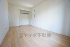 寛ぎの時間を紡ぎだす主寝室は、大型ベッドを置いても余裕の広さを確保しています。
