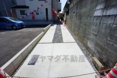 駐車スペースはゆとりある2台分を確保。マイカー用に、お客さま用に、余裕を持ってご利用いただけます。