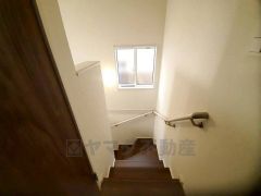 小さなお子様やご高齢の方でも安心できる、手すり付き階段。段差も低めで設定されており、安全性にも優れています。