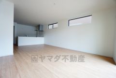リビングは広々とした設計で、家族が集い、寛ぐ暮らしの空間を演出しています。