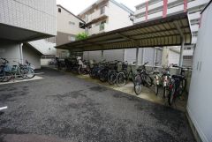 屋根付きの駐輪場。