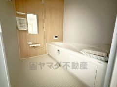 1日の疲れを癒すくつろぎのバスルーム。足を伸ばしてもゆったりと入れるサイズです。お子様と一緒にお風呂に入っても狭くないですね^^