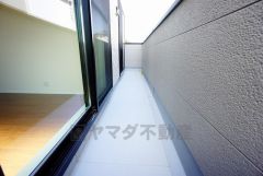 陽当たりの良いバルコニーです。お洗濯やお布団干しはもちろん、日光浴スペースにも。足元は防水工事施工済です。