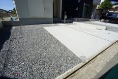 駐車スペースはゆとりある2台分を確保。マイカー用に、お客さま用に、余裕を持ってご利用いただけます。
