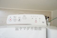 温水、暖房、ウォシュレット付の高機能トイレです。