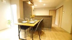 カウンターキッチンに加えて、リビング階段になっているので、お顔を合わす回数が増え、ぐっと家族の距離が縮まります。