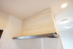 お手入れが簡単なスリム型レンジフードです。調理により発生する油煙や臭いを吸い込み、屋外へ排気してくれます。