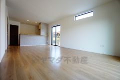 リビングは広々とした設計で、家族が集い、寛ぐ暮らしの空間を演出しています。