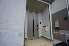 家の顔となる玄関扉がかっこいいと、たくさんの人を招き入れたくなりますね＾＾奥まって設置されており、雨にも濡れにくくなっています。