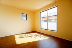 2面採光を確保した明るい室内は、風通しも良く、大変居心地の良い空間となっております。爽やかな風を感じて起きる朝は、快適生活の始まりに。