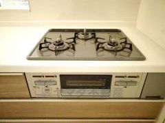 複数の調理を一度に行うことができる3口コンロ。効率よくお料理が出来ます。毎日のお料理も楽しくなりますね＾＾