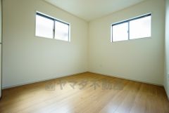 2面採光を確保した明るい室内は、風通しも良く、大変居心地の良い空間となっております。爽やかな風を感じて起きる朝は、快適生活の始まりに。