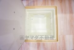 キッチンにある床下収納は、居住スペースを減らさずに買い置きの調味料や非常食などを保管することができます。