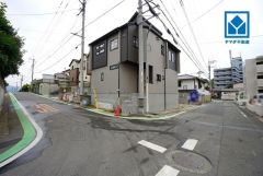 現地（2025年5月29日）撮影。 前面道路幅員6メートルで車が停めやすい環境。日当たり、風通し良好です。