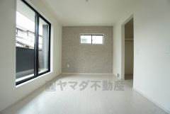 同仕様写真。寛ぎの時間を紡ぎだす主寝室は、大型ベッドを置いても余裕の広さを確保しています。