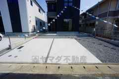 駐車スペースはゆとりある3台分を確保。マイカー用に、お客さま用に、余裕を持ってご利用いただけます。