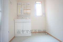 同仕様写真。三面鏡つき洗面台。鏡裏にたっぷりとした収納スペースがあります。鏡を閉めてしまえば小物は見えないため、スッキリとした印象の洗面台にできます。