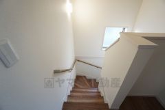 同仕様写真。お子様も高齢の方も安心して上り下りができる手摺がついた安心設計です。 階段には小窓を配置しました。日中でも暗くなりがちな階段下が明るくなり安全ですね。