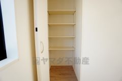 同仕様写真。食品や飲料、調理器具を収納できるパントリー付き。週末に買いだめした食料を楽々収納できます。