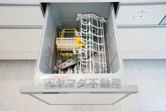 家事の時間が短縮できる食器洗い乾燥機付。冬場の洗い物で手荒れの悩みもなくなります。