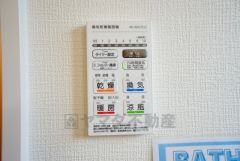 浴室暖房乾燥機付き。天候に左右されず、いつでも好きなときに洗濯物を干せるので、仕事や家事で忙しい方に重宝します。