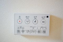 壁リモコンタイプのウォシュレット付き。すっきりした見た目で、トイレ奥の掃除もしやすいです。
