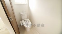 温水洗浄機付トイレです。節水機能もあるので、安心して使えますね。もちろん、1階2階の2ヶ所にトイレがあるので、忙しい朝にもゆとりができますね。