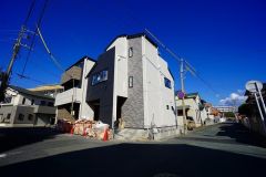 現地（2026年1月7日）撮影。住人以外の車の進入も少なく、小さなお子様を持つご家庭にも安心です。落ち着いた住宅地内で快適な生活を実現してみませんか。