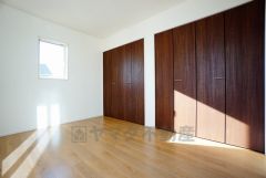 同仕様写真。寛ぎの時間を紡ぎだす主寝室は、大型ベッドを置いても余裕の広さを確保しています。