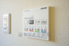 雨の日の洗濯も安心できる浴室暖房乾燥機付き浴室。リモコンで操作もボタン1つで簡単。