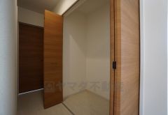 同仕様写真。2階ホール収納。生活用品のストック、季節衣類などの収納場所としても便利です。