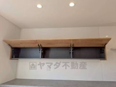 カップボード上部には収納棚付き＾＾お洒落な木目です。