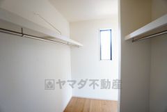 季節物の衣類もスッキリ収納できるウォークインクローゼット。クローゼット内で洋服のコーディネートから着替えまで中で出来るので、部屋が散らかりにくいです。