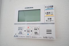 キッチン横からお湯張り、追い炊き、足し湯がボタン一つで楽々操作できる給湯機リモコンです。忙しい夕飯準備の時間帯に重宝しますね。
