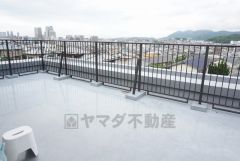 大型のルーフバルコニーは日当たり良好です。お洗濯物も気持ちよく干せそうです。日光浴をしたり、星を眺めたりも良いですね^^