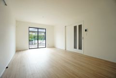 大きな窓のあるリビングは、陽光あふれる明るい空間です。居心地良く、ご家族皆がゆったり寛げる憩いの空間となりそうです。