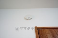 火災発生をいち早く知らせてくれる火災報知器は標準装備です。
