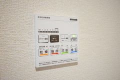 浴室暖房乾燥機付き。天候に左右されず、いつでも好きなときに洗濯物を干せるので、仕事や家事で忙しい方に重宝します。