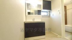 三面鏡つき洗面台。鏡裏にたっぷりとした収納スペースがあります。鏡を閉めてしまえば小物は見えないため、スッキリとした印象の洗面台にできます。