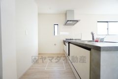 カウンタートップは耐熱性に優れており、日ごろのお掃除もふき取るだけでＯＫ。ステンレスシンクも簡単にお掃除できますよ。