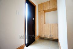 同仕様写真。たっぷり収納できるシューズボックスです。家族全員の靴がきれいに整頓できます。棚の上にお花や写真を飾っても良いですね。