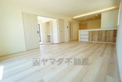 リビングは広々とした設計で、家族が集い、寛ぐ暮らしの空間を演出しています。思い思いの時間を過ごしたり、家族みんなで食事をしたり、素敵な団らんの場になりますね。